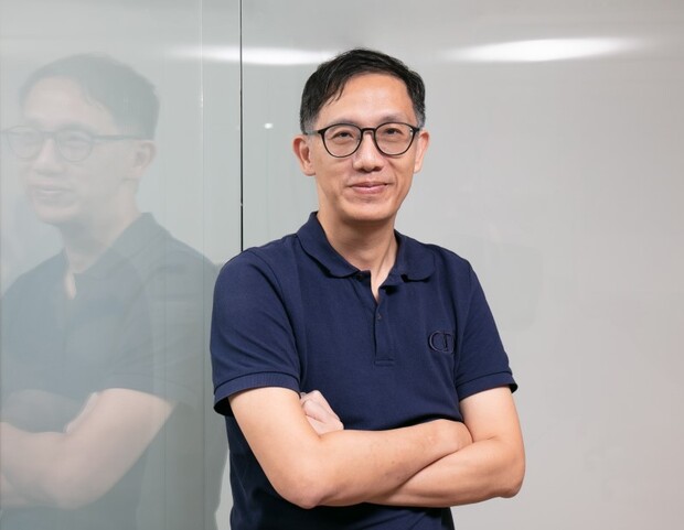 陳顯立現任台灣電商顧問(股) TeSA 執行顧問，曾任鴻海科技集團富盈數據董事長兼執行長，專業橫跨零售、電商、電信、數據、品牌行銷，累積25年網路和數位轉型經驗。