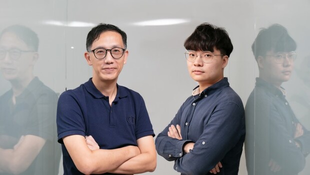 在台灣電商顧問(股) TeSA 執行顧問陳顯立（左）的鼓勵下，吳佳翰（右）2022年與三位夥伴同創立「最準行銷」並擔任總經理，創下續約率超過90%的夢幻佳績！
