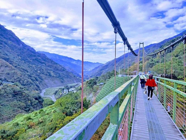 東埔溫泉位於玉山山腳,四面環山。