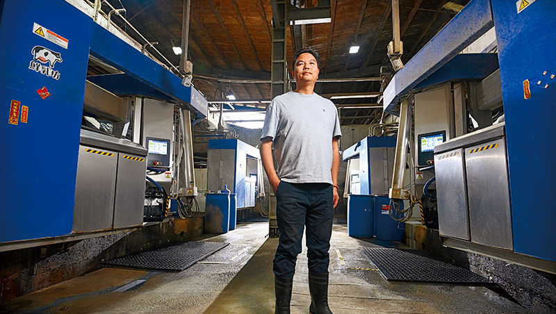 在彰化遇見台灣酪農奇蹟，直擊機器人幫1,700頭牛擠奶、餵飼