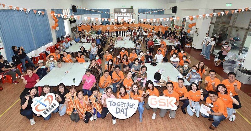 GSK 南區同事走入社區,服務超過 50 位高雄在地銀髮長輩,一起手做、同樂,並了解夏日健康知識。