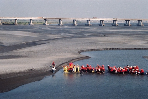 白沙屯媽祖渡過濁水溪。