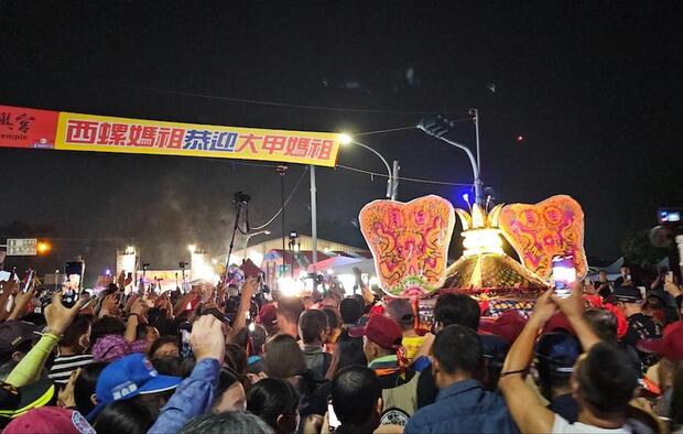 在夜間行進的大甲神轎總是帶給當地民眾亢奮的心情