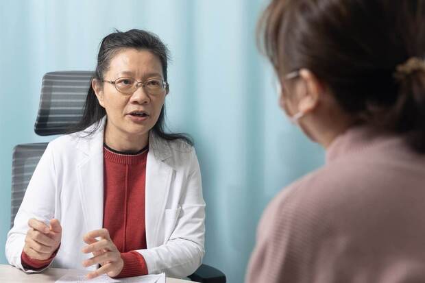 王培寧醫師表示藉由檢測生物標記的方式，可將阿兹海默症精準分為0-6期，有助於預判及控制病情。