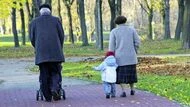 研究：同時照顧父母和小孩，健康惡化肉眼可見！「這些」症狀就該求助