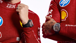 RICHARD MILLE和Ferrari共同詮釋精密機械與競速美學的完美共振： RM 43-01 Ferrari陀飛輪雙秒追針計時碼錶