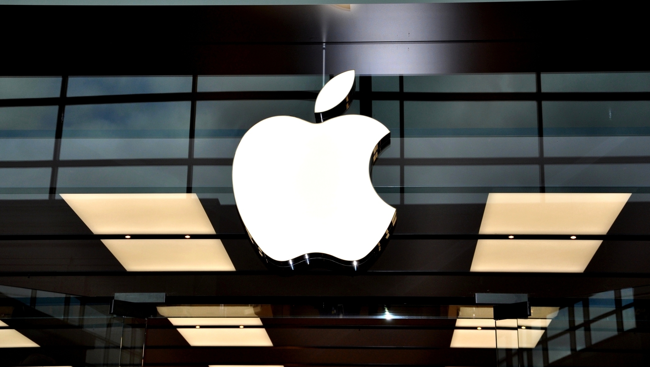 iPhone搶購潮起！美國消費者擔心漲價瘋搶，二手蘋果也會漲？