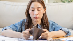 連緊急預備金都存不下，他靠3個選擇走出月光族人生