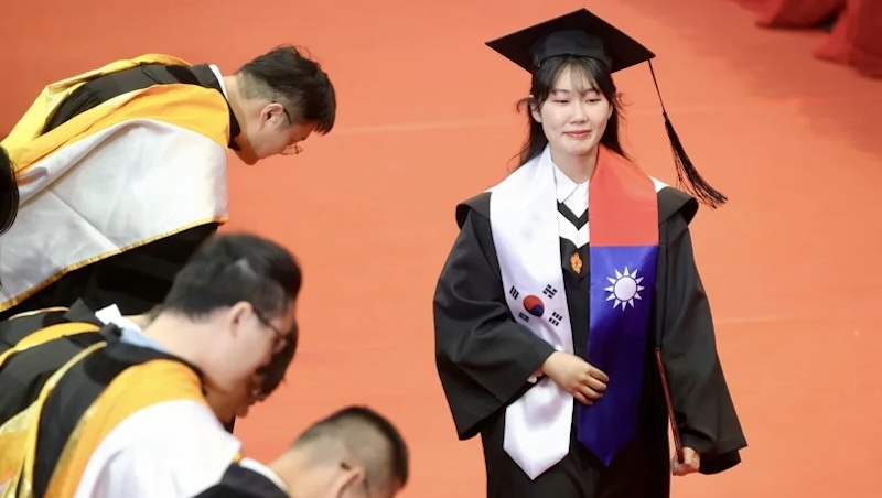 靠獎學金才能進台大、立志成為中文最好的韓國人！她的畢業致詞：困境是起點