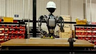 遠超汽車業、下個兆美元產業來了！黃仁勳要讓機器人也能「做夢」？