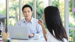 「追蹤進度」說Follow，老外卻聽不懂？多加一個字才對