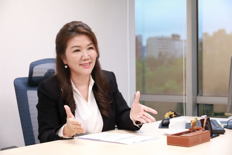 呂家儀總經理深切理解客戶在等待期間的不安與焦慮,會為客戶備妥移民包,提供完整資料、規劃時程及提醒注意事項,讓客戶備感安心。