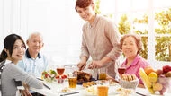 吃飯那一刻，我看見「家庭教育」的力量：先生照顧我，就如同公公對婆婆