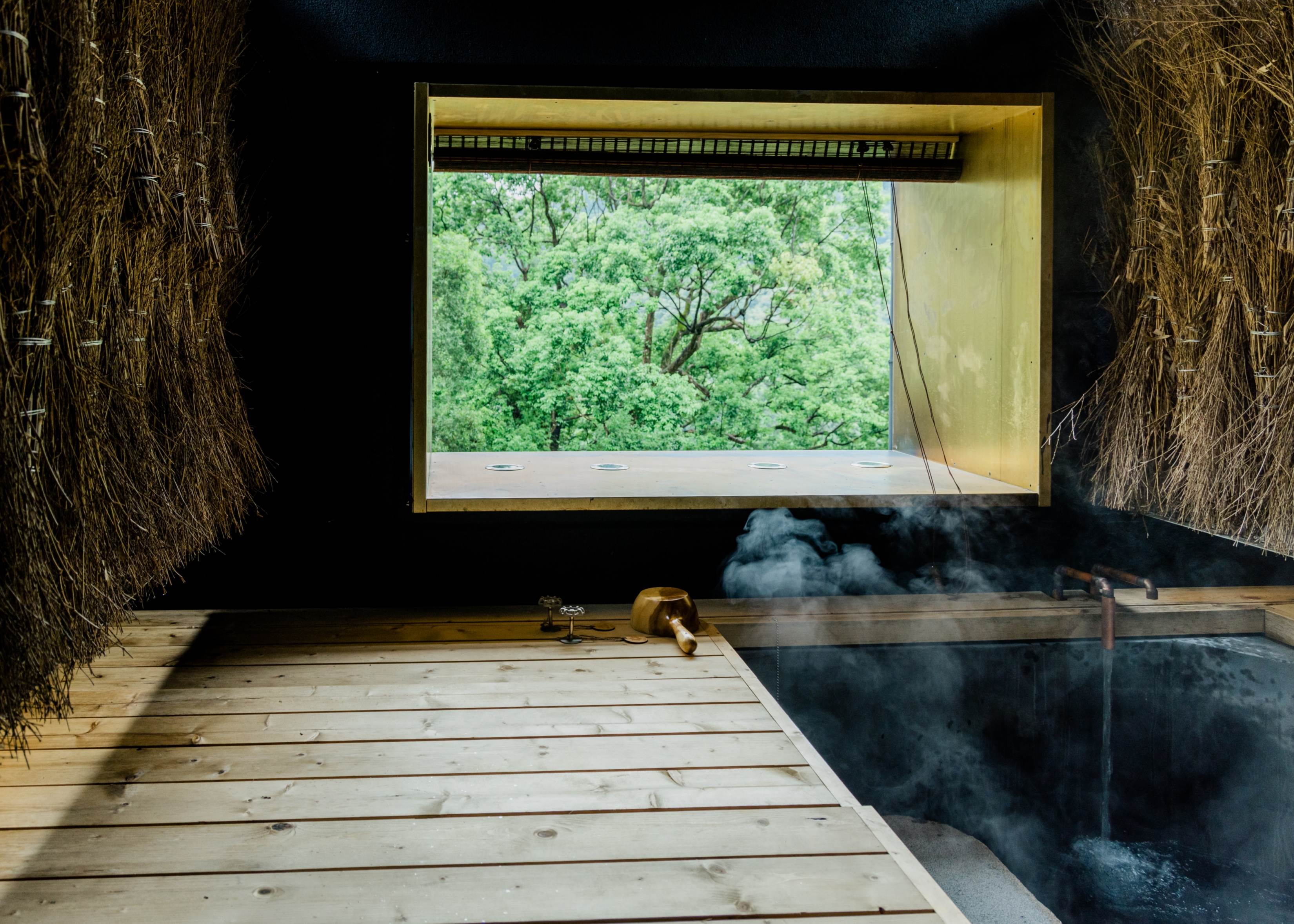 湯屋「望屋」。沉浸在原鄉氛圍,群木環繞,泉水潤澤身心。