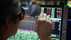 散戶愛買AI、ETF，他卻悄悄加碼傳產股：這才是穩健配置