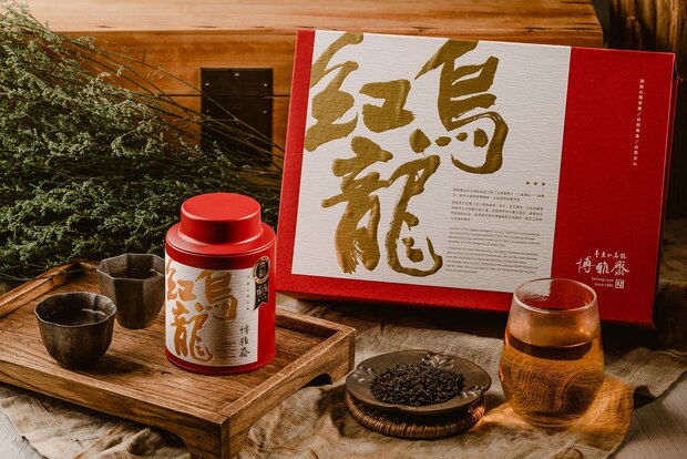 重發酵、中烘焙的紅烏龍，茶湯色澤澄中帶紅，帶有蜜花味與果香。