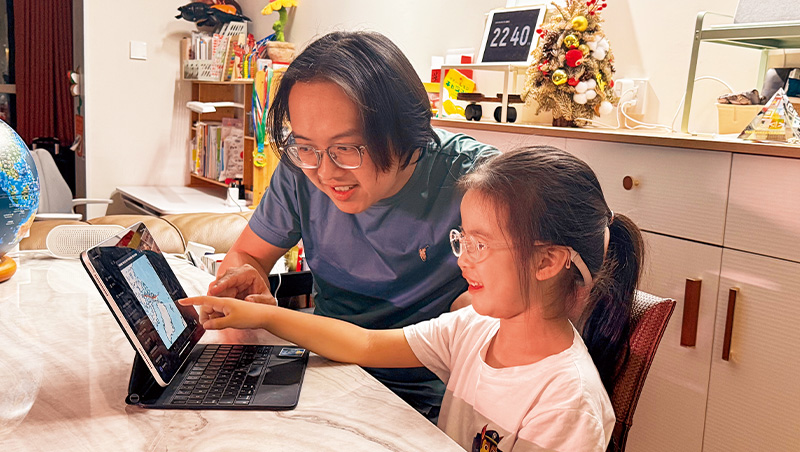 陪5歲寶貝用AI追問北磁極是什麼：擔心大腦外包？不如用它守護好奇心