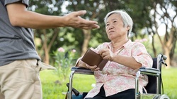 親友來借錢，該答應嗎？做決定的4個考量