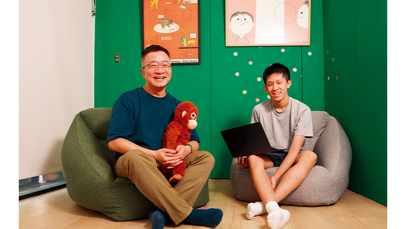 沒標準答案更肯說真話！別當木匠型爸媽，他用園丁對話度AI焦慮期