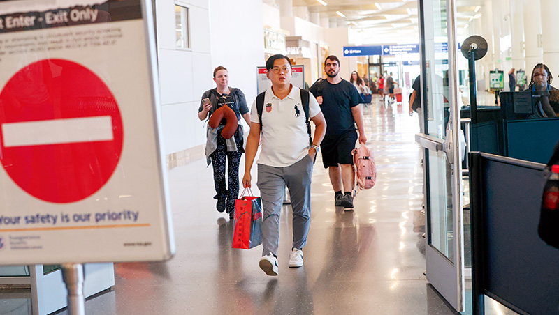 50年前，台灣人一卡皮箱闖天下⋯50年後，一人部隊攜媽祖保庇東征去