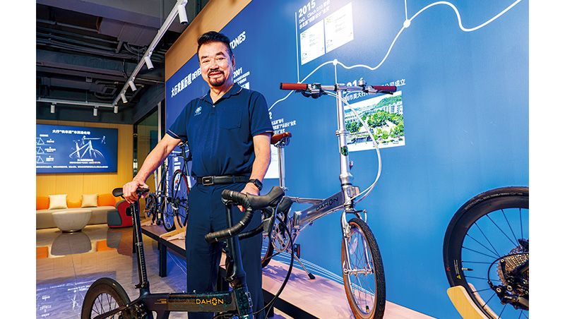 84歲折疊車之父拍抖音、打山寨，他如何不畏內捲翻身小折車王？