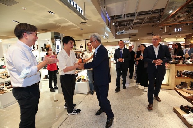 新光三越台中店重新開幕當天，董事長吳東昇（中）、副董事長吳昕陽（右一）到現場