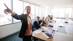 一個動詞，就決定你是執行者還是決策者！7個英文簡報必學關鍵詞