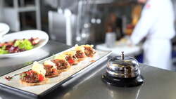 吃到飽餐廳為何不會被吃垮？專家解析成本策略：不怕吃太多而怕「這件事」