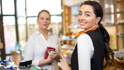 顧客走進店說「隨便看看」⋯店員只是多問一句，立刻成交