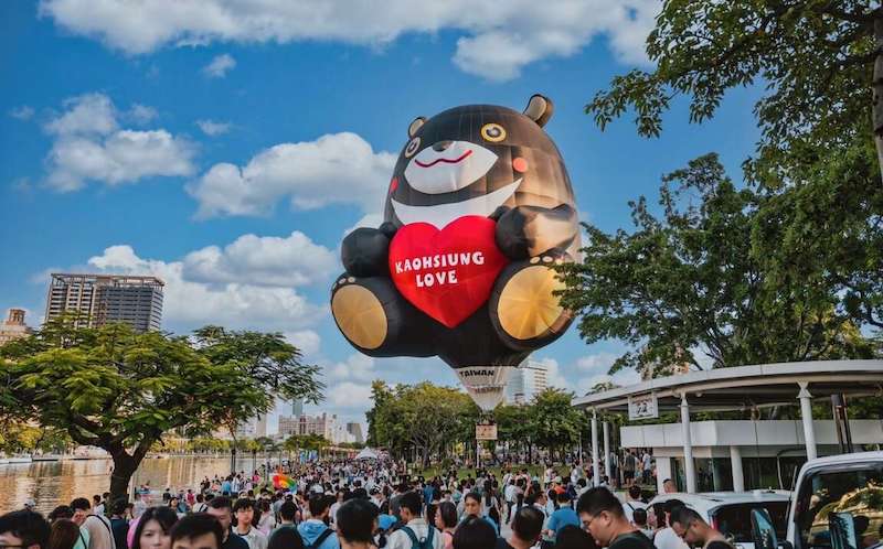 熱氣球在愛河畔升空