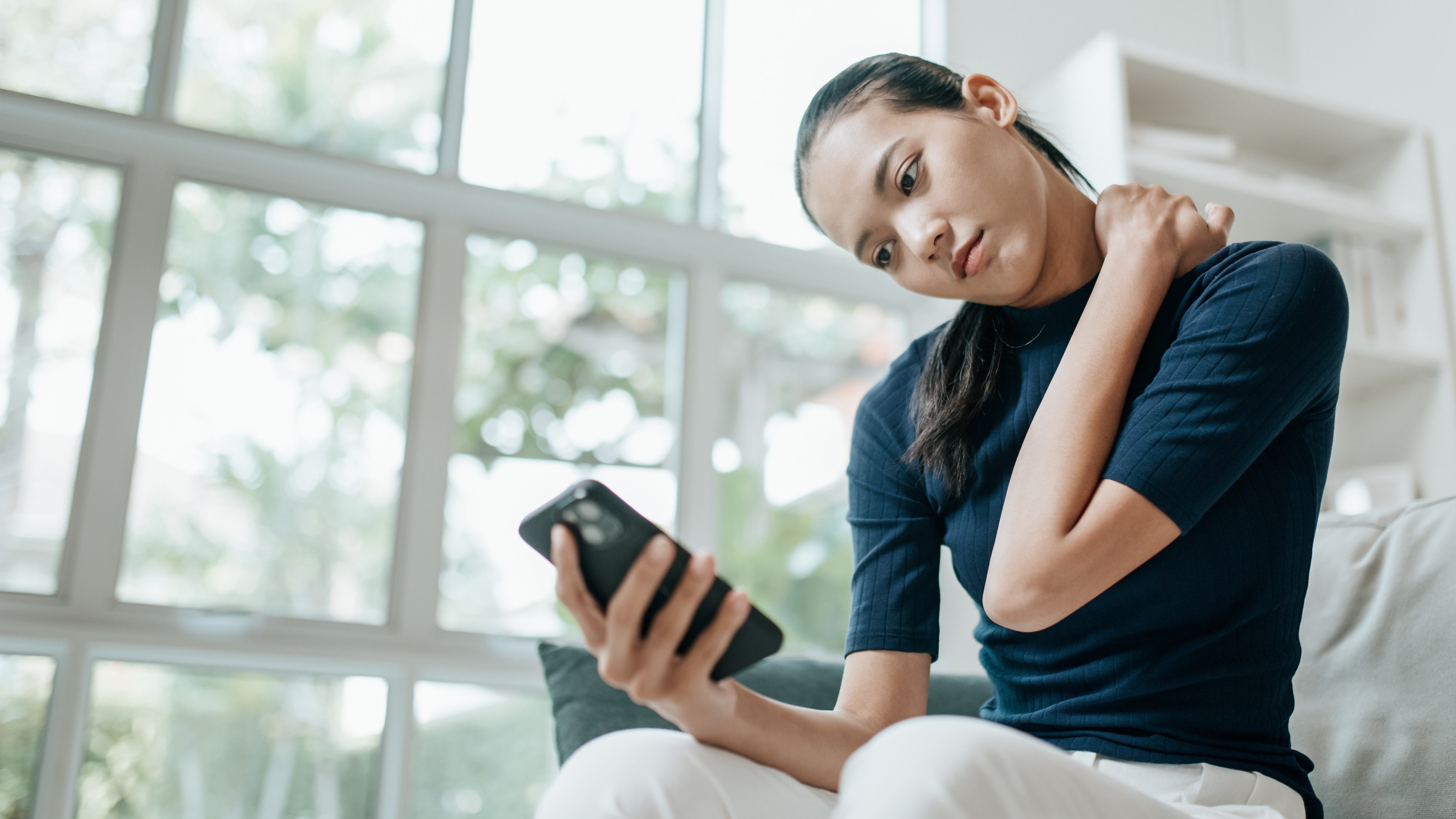 酸痛貼布只能暫緩，真正腰酸緩解要靠飲食營養與肌肉痠痛保健食品補充。