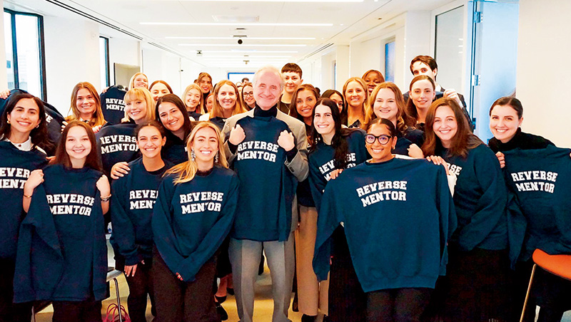 這一招，讓6成Z世代幫老鳥懂AI，「反向導師」有何魔法？