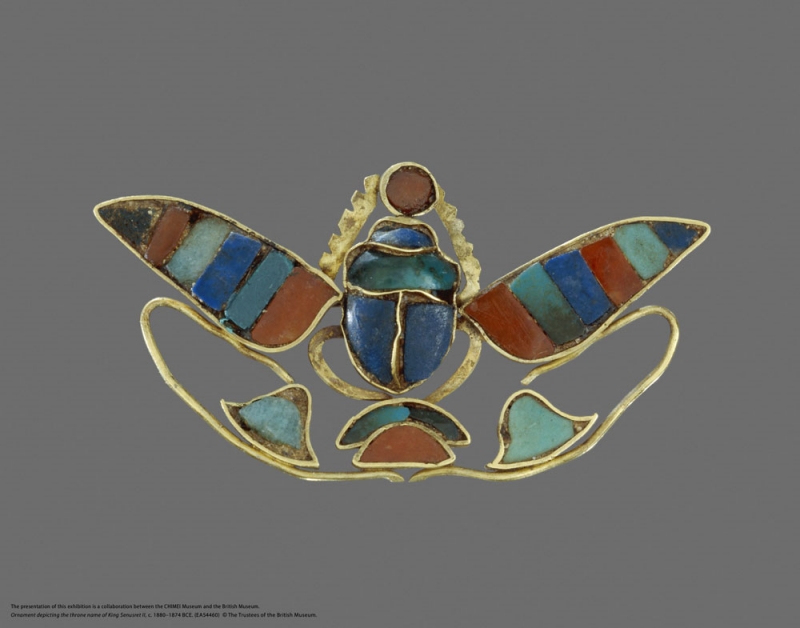 《埃及之王:法老》特展〈描繪辛努塞爾特二世王位名的飾物〉