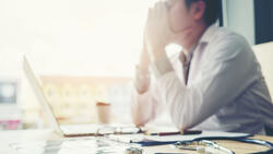 生氣是本能，但發不發火是選擇！高EQ的人都懂得「暫停」