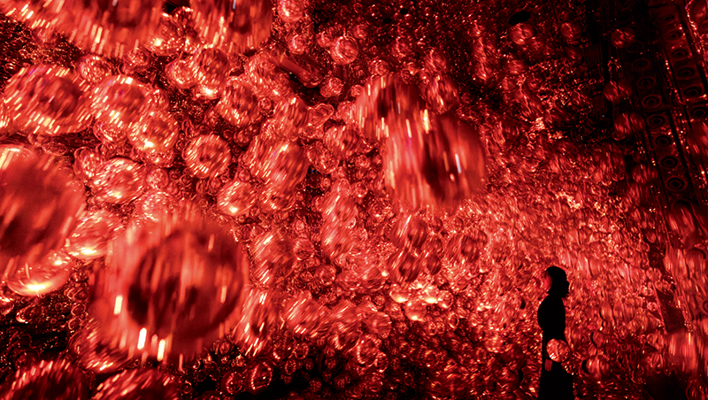 穿雨鞋走進膠狀液體世界　直擊teamLab日本最大室內館開幕