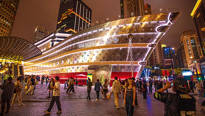 陸股創十年新高、黃金搶成排隊店，內捲地獄捲出韭菜進化術