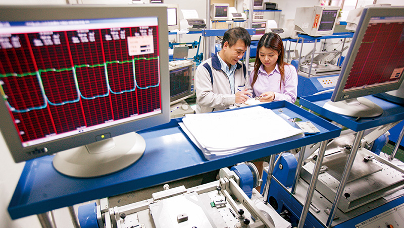 鴻海一樁罕見合資案背後，搶蘋果摺疊機「王冠上珍珠」野心