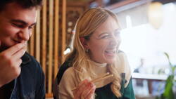 社交高手不一定是外向人，但他們都懂得「省力」！4招讓你越聊越輕鬆