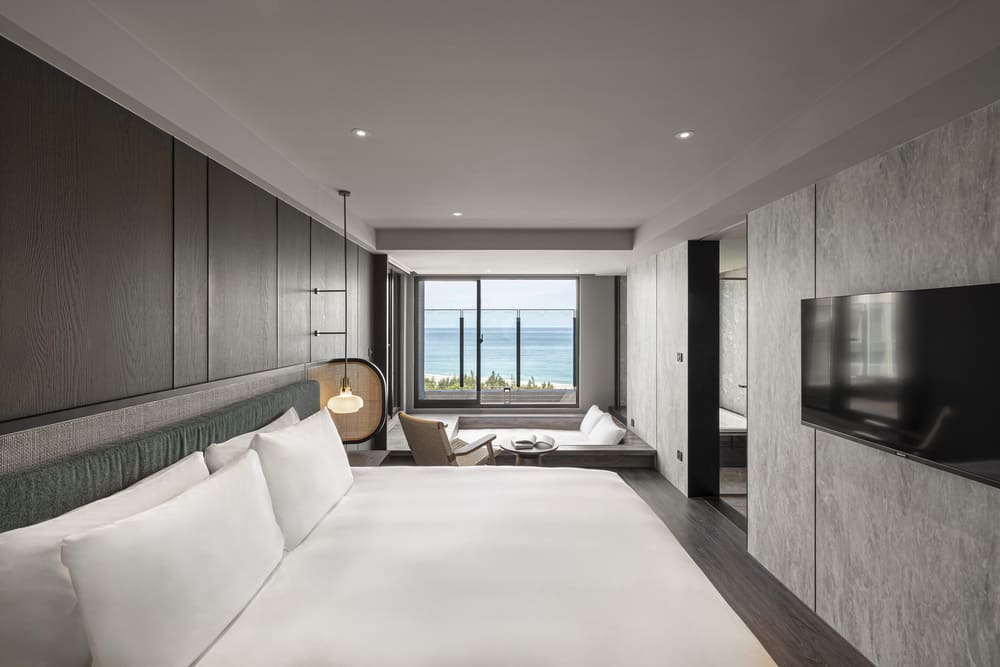 雲想海景套房以極簡線條與自然光構築靜謐節奏，窗外是一整片太平洋藍，成為最溫柔的療癒風景