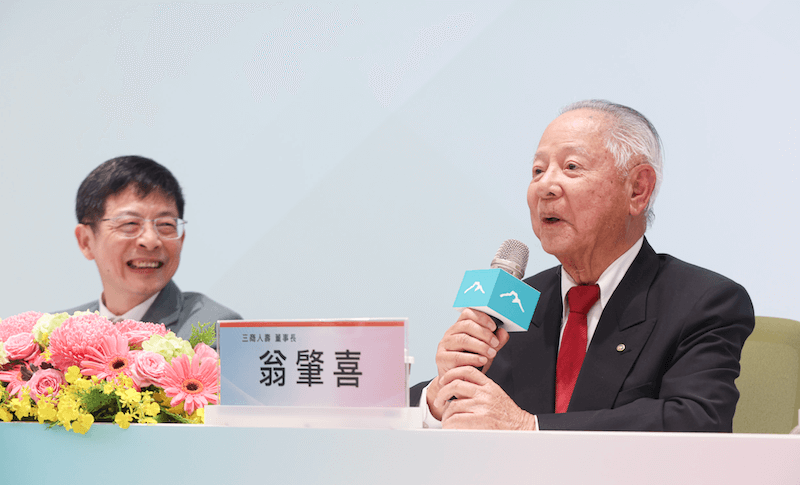 玉山金董事長黃男州（左）滿臉笑容，和三商壽董事長翁肇喜一起就雙方合併回應外界疑問。