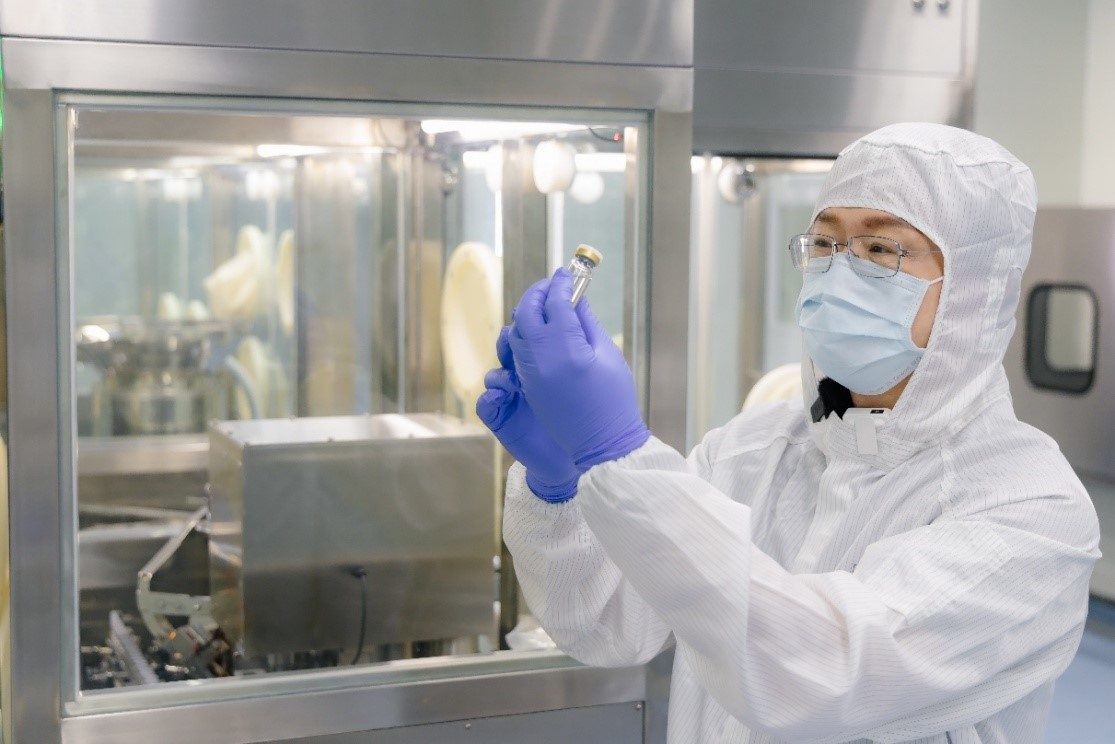 配置於RABS系統內的「全自動定量充填機」，擁有一日一萬瓶的量產動能，符合GMP 生產標準。