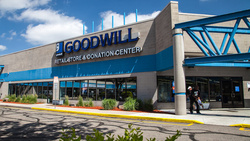 8美元買到萬元精品！120歲阿公級二手店開進富人區，年營收破千億