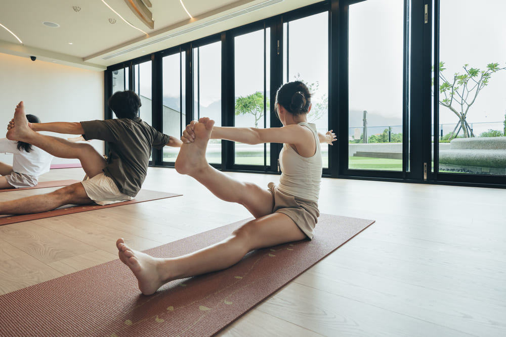 在溫潤靜謐的瑜伽教室，隨呼吸伸展、覺察身體節奏，完成冬日靜補修復