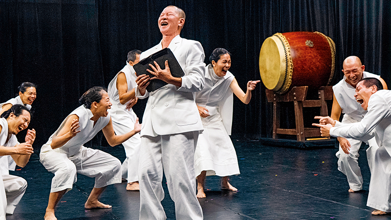 這不是你認識的優人神鼓！ iPad指揮、機車登台，把生活搬上殿堂