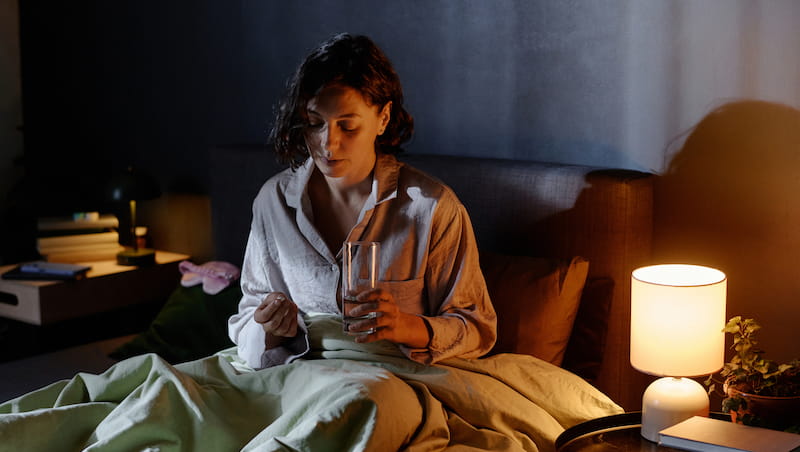 睡前服補品傷身？醫師警告不要馬上躺下