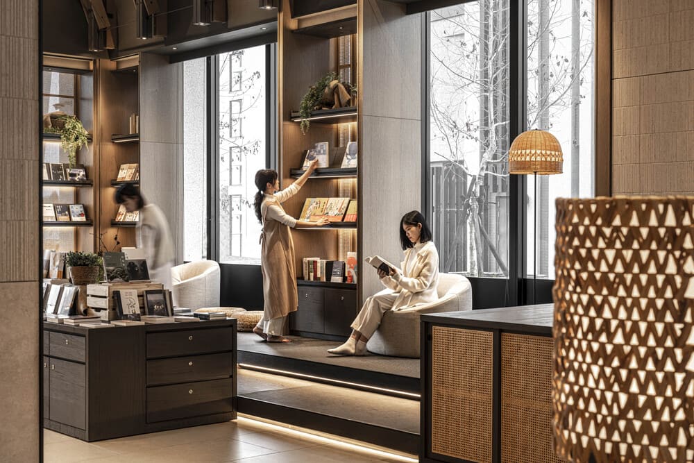 在沃野書室的心靈收攝場，光線、書香與窗景，創造有目的性的「心靈留白」