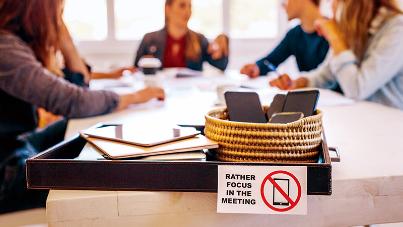 美企拚降低開會成本，為何是先「戒掉滑手機」