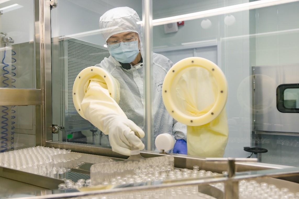 配置於RABS系統內的「全自動定量充填機」，擁有一日一萬瓶的量產動能，符合GMP 生產標準。