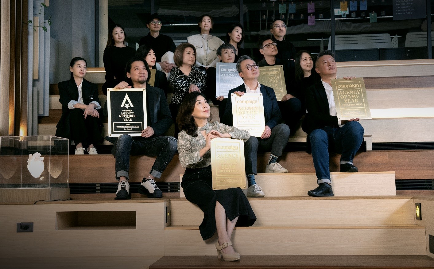 台灣李奧獲獎連連，蟬連三年台灣年度創意代理商金獎，且連續兩年獲頒亞太地區最佳創意代理商。陽獅集團台灣首席執行長張明玲（Irene Chang），與台灣李奧／上奇執行長暨集團首席創意長楊榮柏（Kevin Yang），與日益精進、能量更為強大的台灣李奧主管團隊共慶佳績，展望未來。