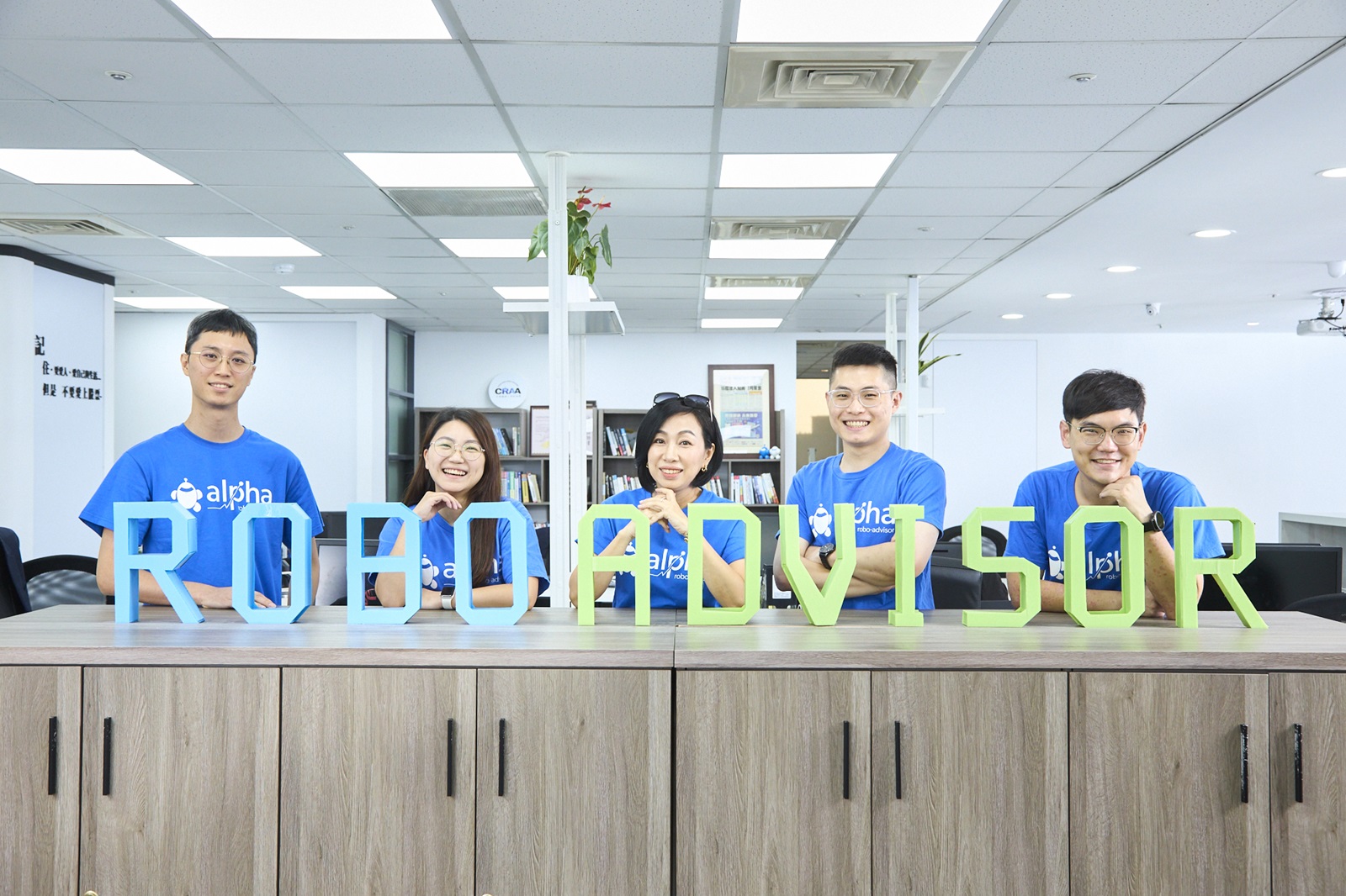 不用盯盤、擔心漲跌！金融女將的科技革命，打造企業「AI投資長」｜商周